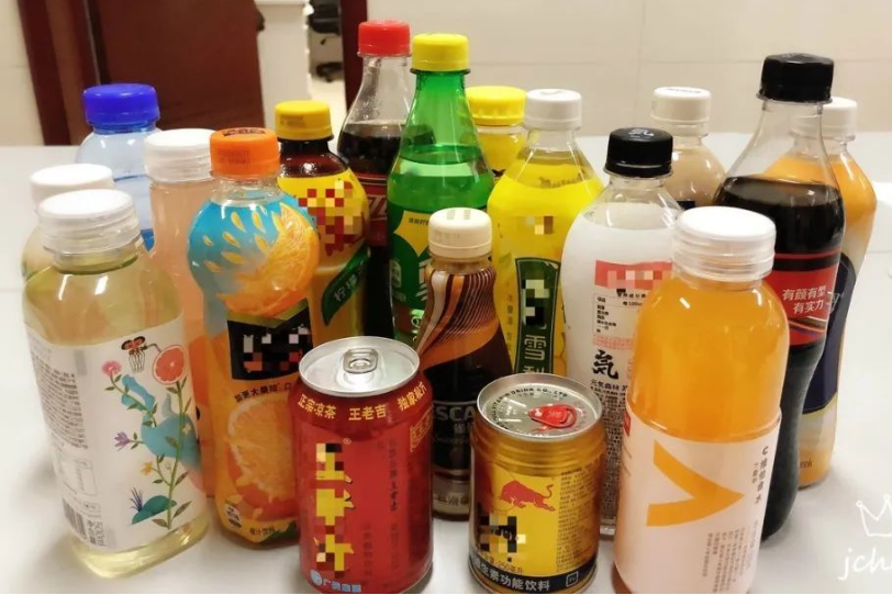 白開(kāi)水和飲料，誰(shuí)更適合身體？