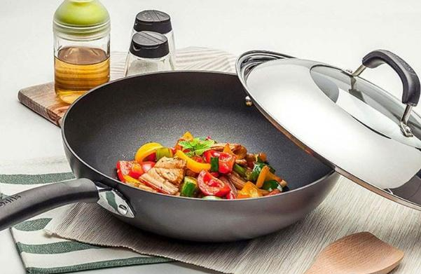 學(xué)校食堂配送中心為您講解：不粘鍋為什么不粘鍋？